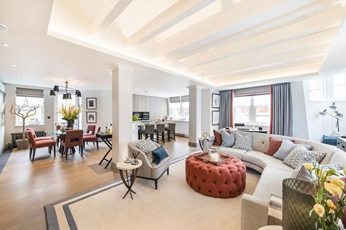 3 Bedroom Flat To Rent In Southampton Street, Covent Garden, WC2E