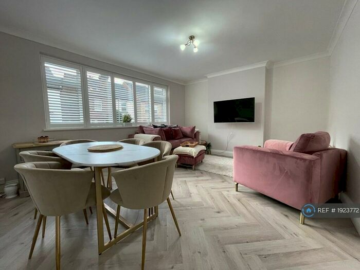 1 Bedroom Maisonette To Rent In Brunel Road, Woodford Green, IG8