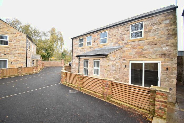 3 Bedroom Detached House To Rent In Leeds Road, Robin Hood, WF3