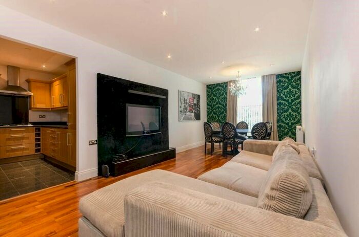 2 Bedroom Flat To Rent In Princess Park Manor, Royal Drive, London, N11