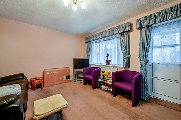 3 Bedroom Flat To Rent In Boston Manor Road, Brentford, TW8