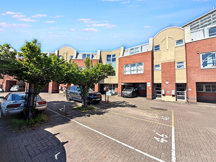 1 Bedroom Flat To Rent In Barnsbury Lane, Surbiton, KT5
