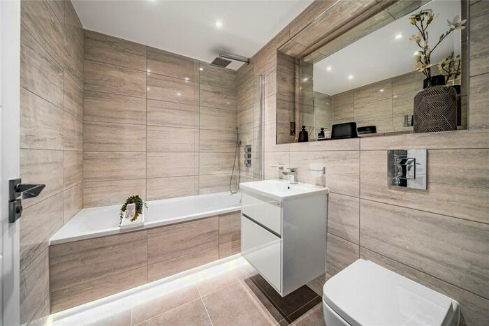 1 Bedroom Flat For Sale In Addlestone, Surrey, KT15