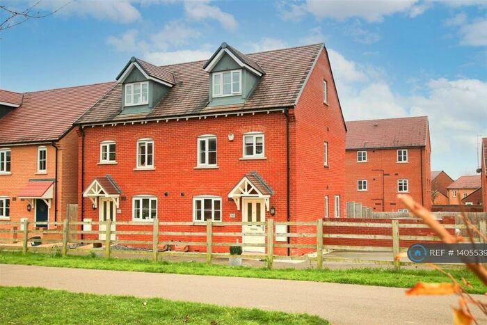 3 Bedroom Semi-Detached House To Rent In Skinner Road, Aylesbury, HP19