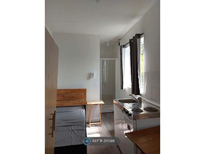 Studio To Rent In High Road, London, N22