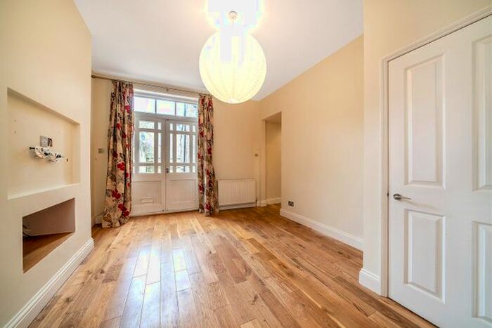 2 Bedroom Flat To Rent In Lordship Lane, East Dulwich, London, SE22