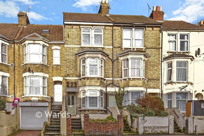 3 Bedroom Terraced House For Sale In Luton Road, Chatham, Kent, ME4