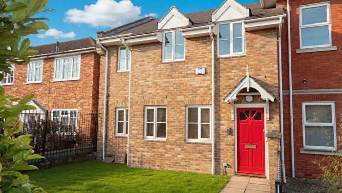 2 Bedroom Maisonette To Rent In The Causeway, Staines-Upon-Thames, TW18