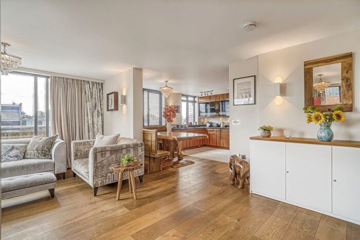 3 Bedroom Flat To Rent In Chesterton Square, Earls Court, W8