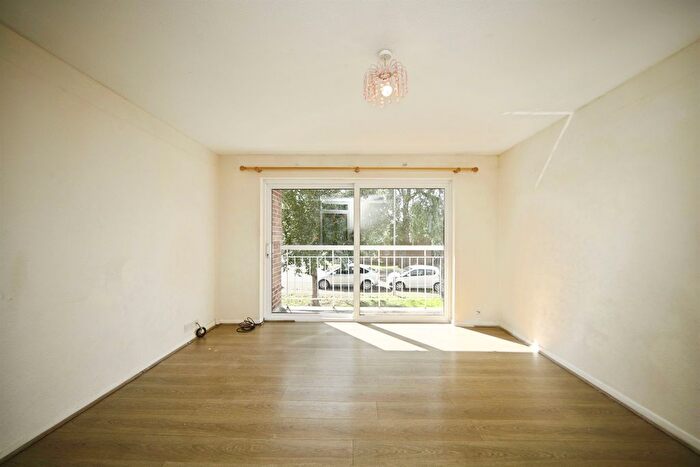 2 Bedroom Flat For Sale In Bacon Drive, Taunton, TA1
