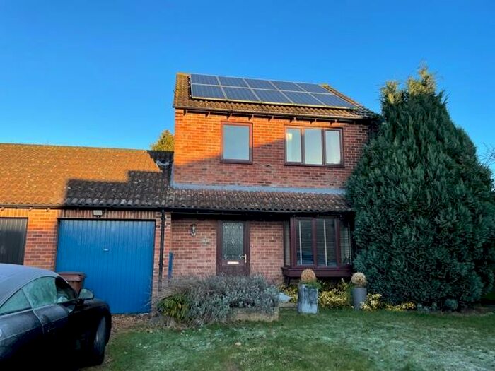 3 Bedroom House To Rent In Sentinel Road, Northampton, NN4