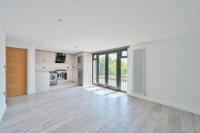 2 Bedroom Flat To Rent In Devonshire Road, Tooting, London, SW19