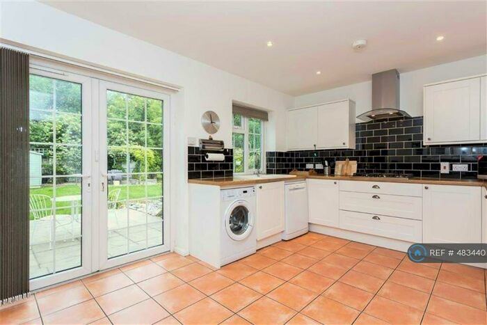 5 Bedroom Semi-Detached House To Rent In Oxford Drive, Ruislip, HA4