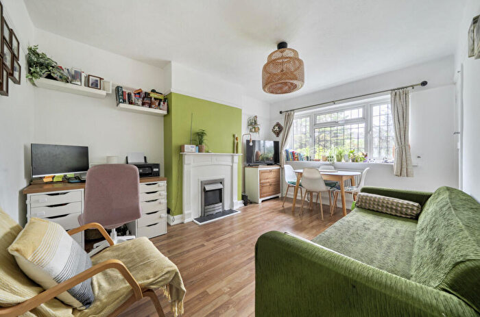 3 Bedroom Maisonette For Sale In Castleton Avenue, Bexleyheath, Kent, DA7