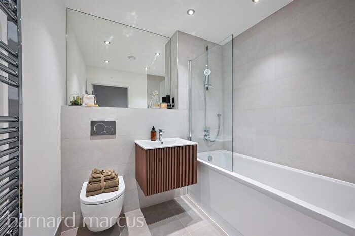 2 Bedroom Apartment For Sale In Riddlesdown Road, Purley, CR8