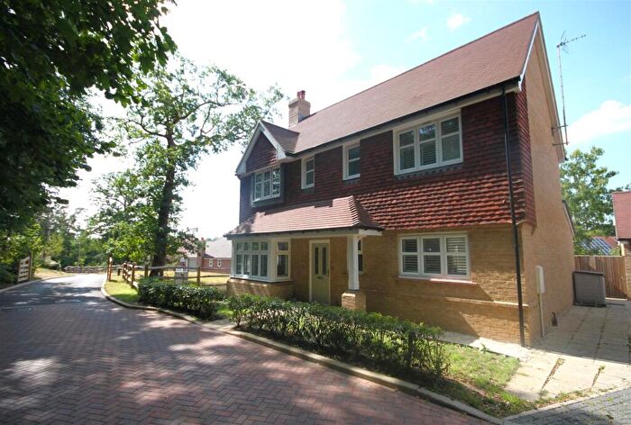 4 Bedroom Detached House To Rent In Claremont Close, Leatherhead, KT22