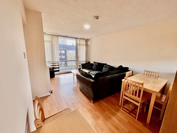 3 Bedroom Flat To Rent In Hillingdon Street, Elephant And Castle, London, SE17