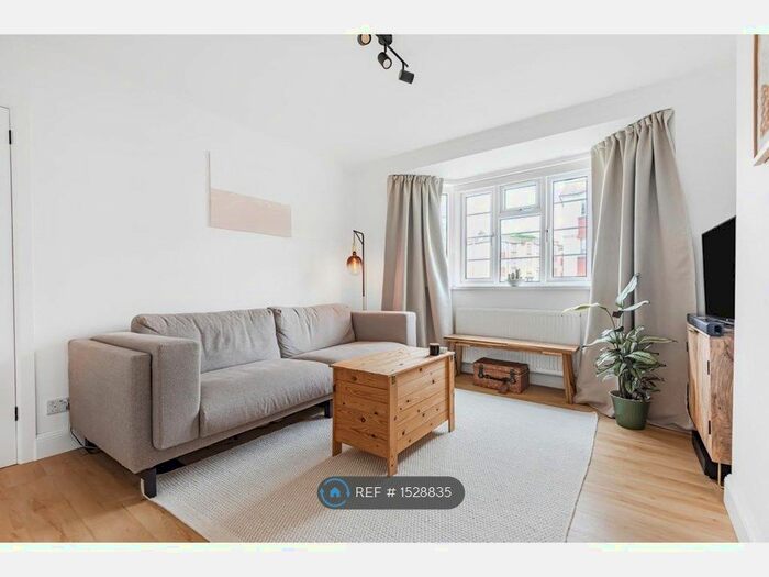 2 Bedroom Flat To Rent In Amblecote Road, London, SE12