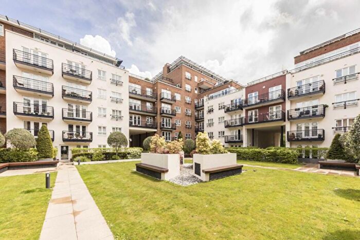2 Bedroom Flat To Rent In Royal Quarter, Kingston Upon Thames, KT2