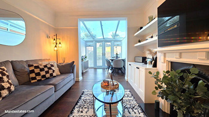 2 Bedroom Maisonette For Sale In Avondale Avenue, East Barnet, EN4