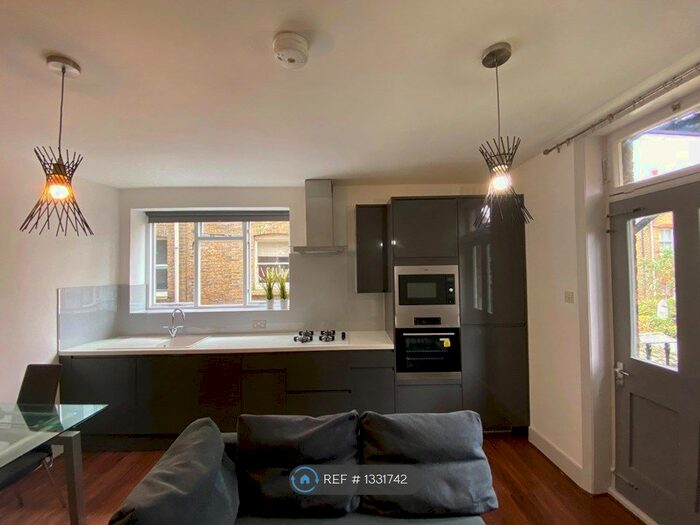 3 Bedroom Flat To Rent In First Floor, London, SW9