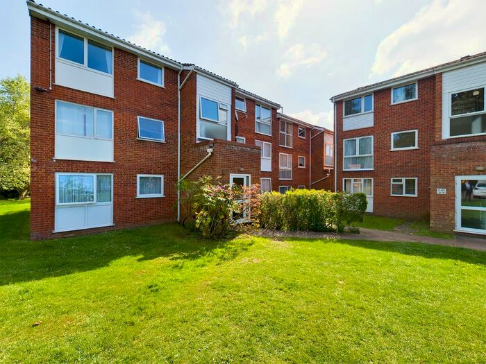 2 Bedroom Flat To Rent In Nightingale Walk, Hemel Hempstead, Hertfordshire, HP2