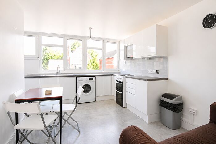 3 Bedroom Flat To Rent In Flodden Road, Camberwell, London, SE5