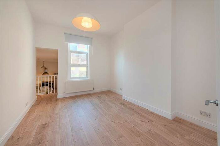 2 Bedroom Flat To Rent In Portobello Road, London, W10