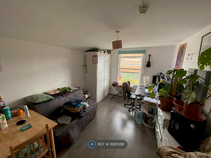 Studio To Rent In Whittington Road, London, N22