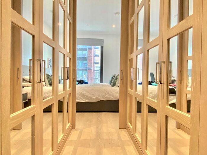 2 Bedroom Flat To Rent In Viaduct Gardens, Nine Elms, London, SW11