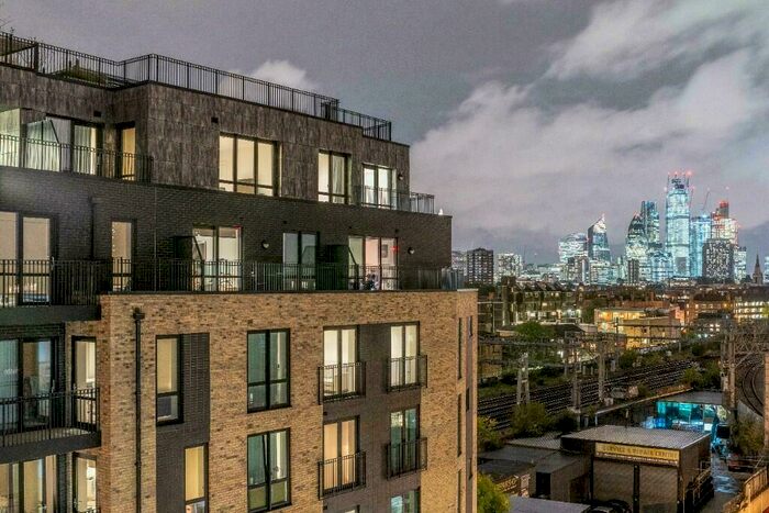 1 Bedroom Apartment To Rent In Dressage Court, Bethnal Green, E2