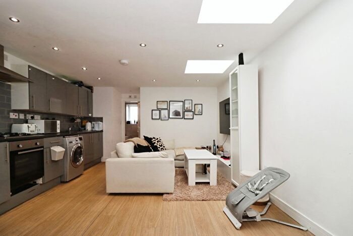 2 Bedroom Flat For Sale In Two Mile Hill Road, Bristol, Somerset, BS15