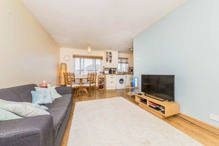 2 Bedroom Flat To Rent In Peartree Avenue, London, SW17