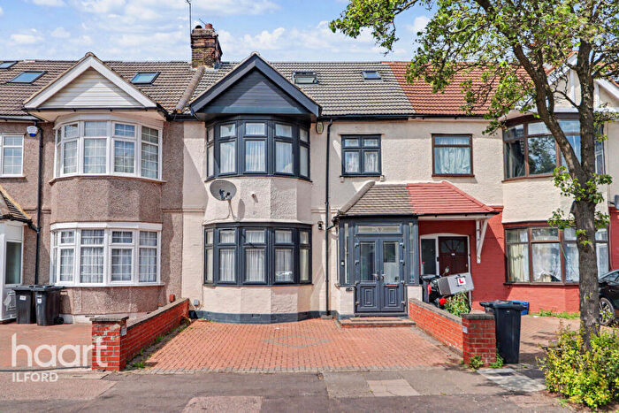 5 Bedroom Terraced House For Sale In Castleview Gardens, Ilford, IG1
