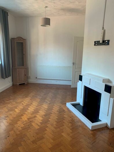 3 Bedroom Flat To Rent In Corporation Road, Cardiff(City), CF11