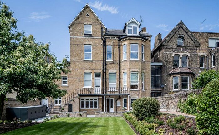 Flat To Rent In Arkwright Road, NW3