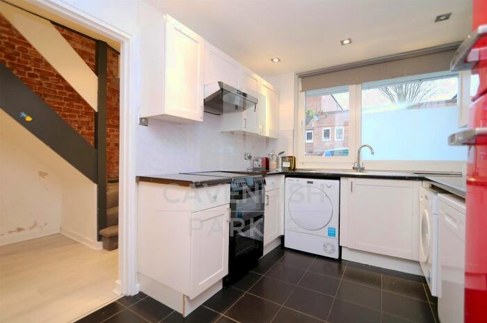 3 Bedroom Flat To Rent In Twyford Street, Islington, London, N1