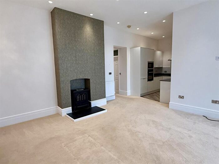 2 Bedroom Apartment To Rent In Grassdale Park., Brough, HU15