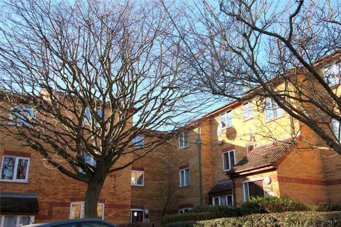 1 Bedroom Apartment To Rent In Greenway Close, Friern Barnet, London, Greater London, N11