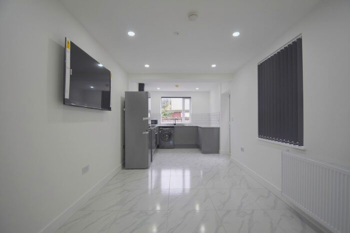 2 Bedroom Flat To Rent In Harriet Street, Cathays, CF24