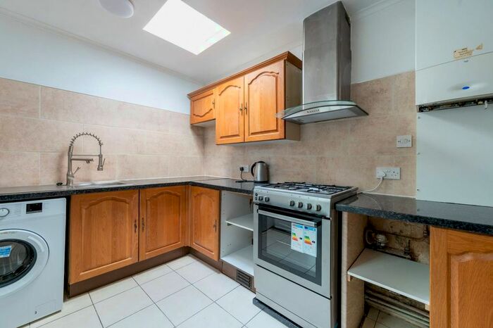 2 Bedroom Flat To Rent In Tolworth Rise South, Tolworth, Surbiton, KT5