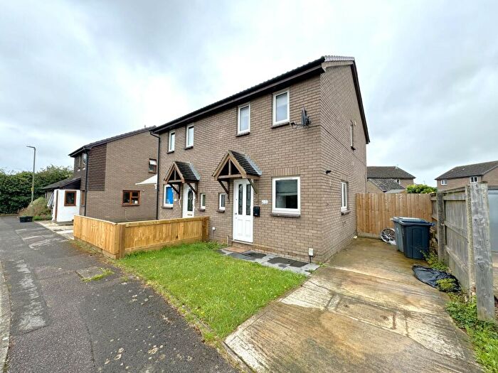 2 Bedroom House To Rent In Bracken Close, Carterton, OX18