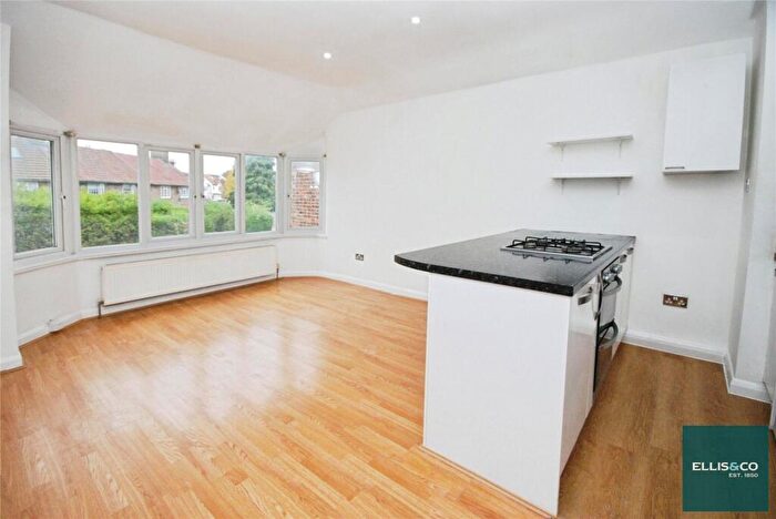 2 Bedroom Apartment For Sale In Hamilton Road, Golders Green, NW11