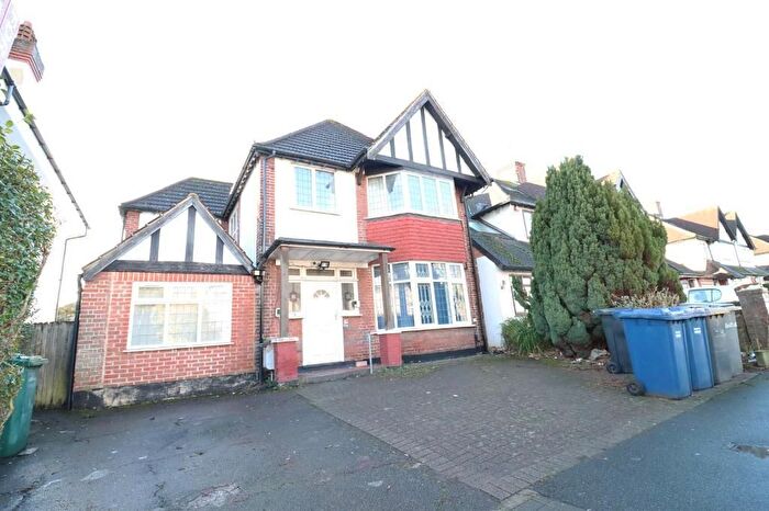 2 Bedroom Maisonette To Rent In The Drive, Edgware, Middlesex, HA8