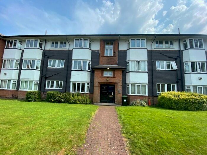 2 Bedroom Flat To Rent In Weoley Court, Birmingham, West Midlands, B29