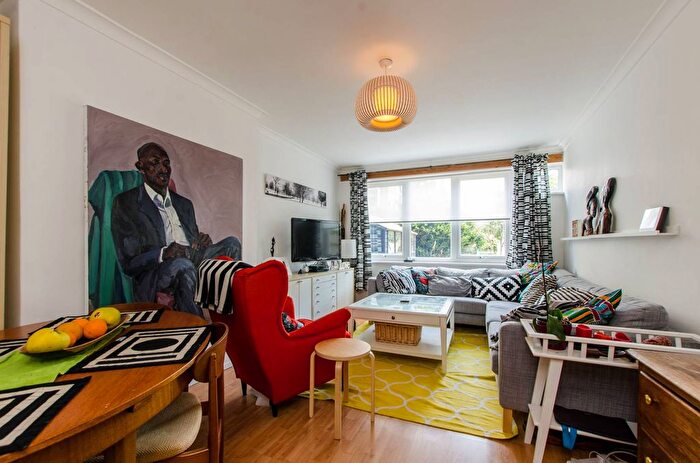 3 Bedroom Flat To Rent In Atwater Close, Brixton, London, SW2