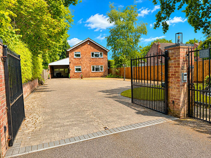 4 Bedroom Detached House For Sale In Coleford Bridge Road, Mytchett, GU16