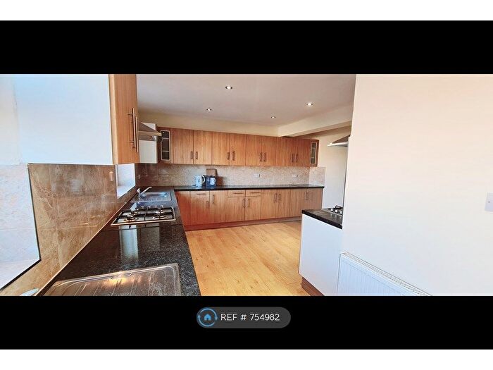 6 Bedroom Semi-Detached House To Rent In Maple Avenue, West Drayton, UB7