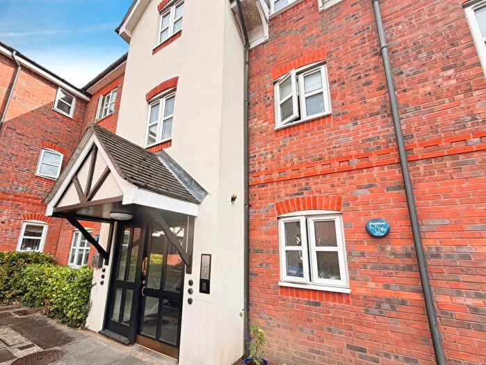 2 Bedroom Apartment For Sale In Birch End, Warwick, Warwickshire, CV34