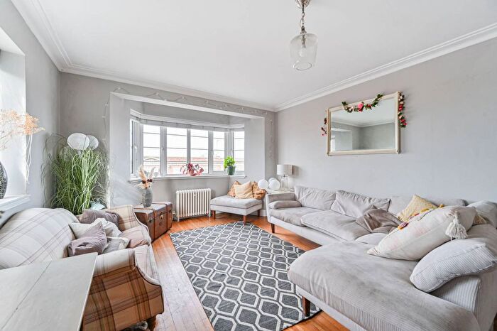 3 Bedroom Flat To Rent In Streatham High Road, Streatham Hill, London, SW16